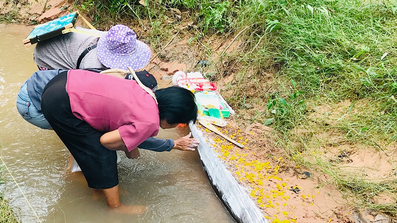 คอหวยลุยน้ำส่อง "เลขเด็ด" ซากเรือโบราณ หวังให้โชคเหมือนงวดที่แล้ว (คลิป)