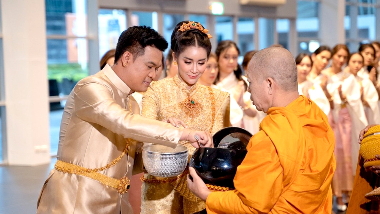 ใหม่ ควง ดีเจต้น แต่งงานพิธีไทย เจ้าสาวสวยสง่าด้วยชุดไทยสุดอลังการ 