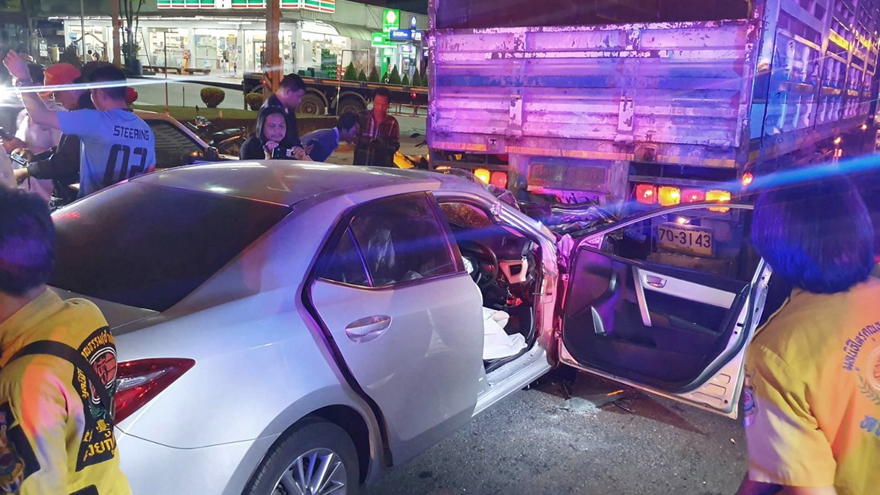 สลด เก๋งซิ่งเสยท้าย รถพ่วงดังโครม สภาพพังยับ คนขับดับคาซาก