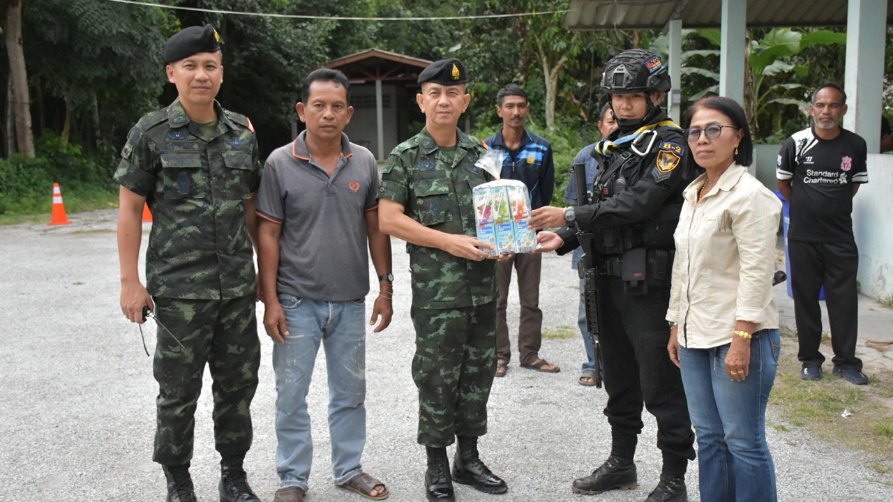  ผบ.ฉก.ยะลา เยี่ยมให้กำลังใจชาวบ้าน จนท.ทหารปฏิบัติงานในพื้นที่