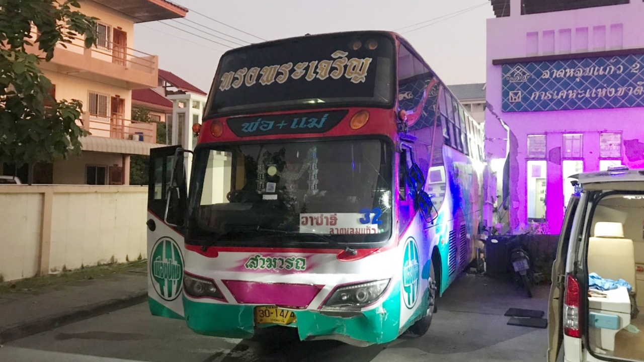 ลุงวัย 69 วิ่งตามรถบัสไหลชนป้อมยามที่ปทุมธานี แล้วช็อกตายคาดโรคกำเริบ