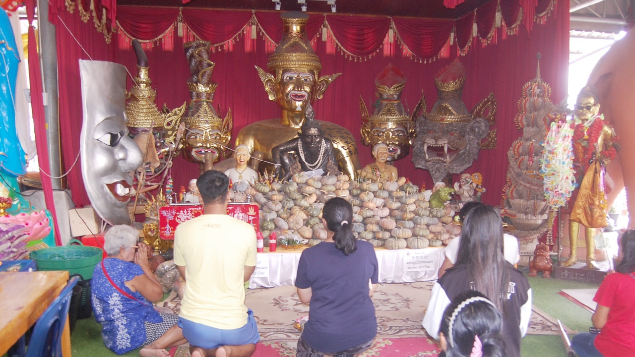 คอหวยอยุธยาแห่ขอโชค อาศรมฤาษีเณร ธาตุพุทธคุณ ในขันน้ำมนต์มีเลขเป็นชุด