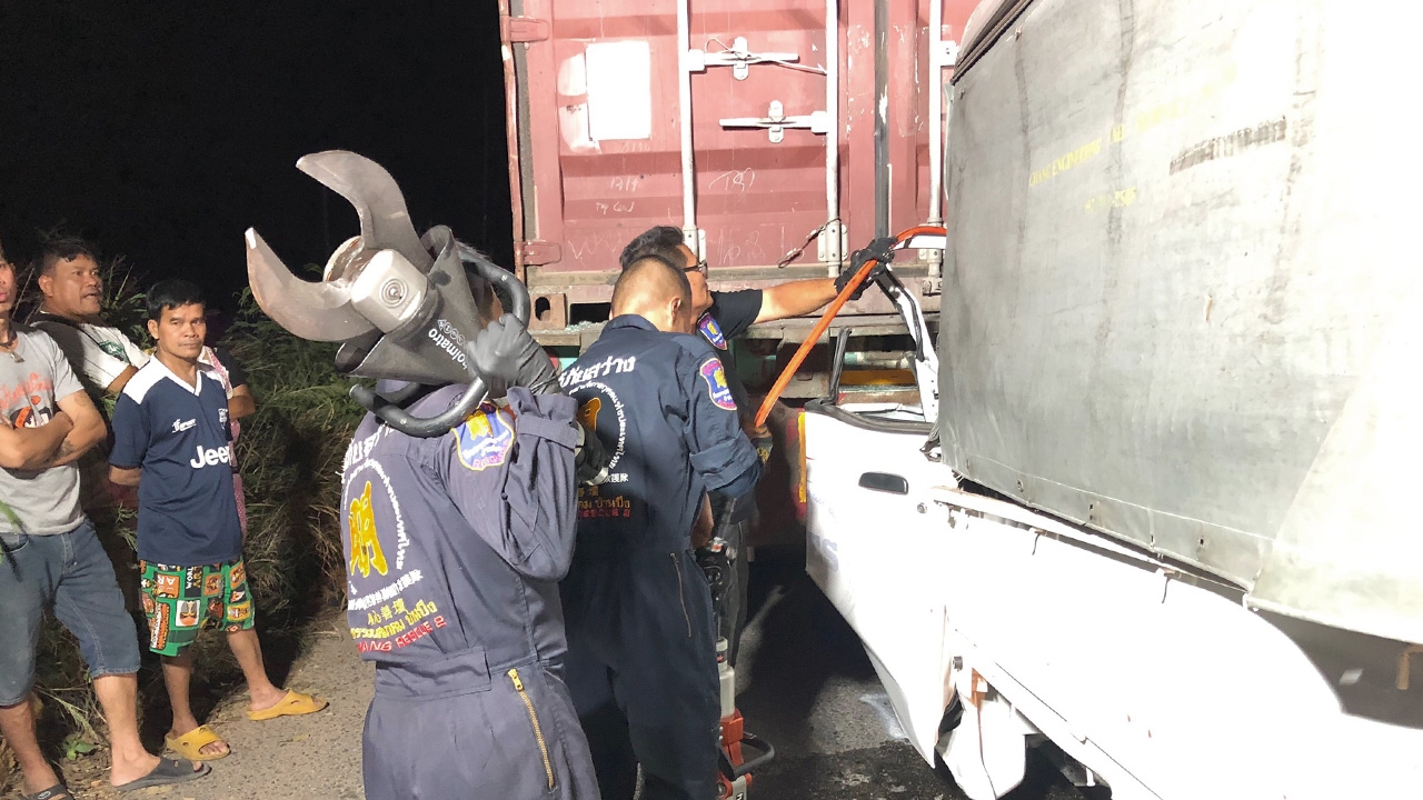 สยองชลบุรี กระบะพุ่งชนอัดติดท้ายรถ 18 ล้อ คนขับ-เพื่อนดับอนาถคาที่