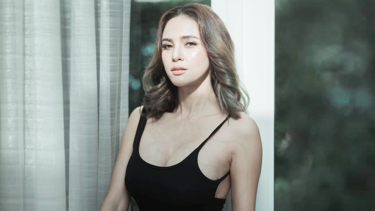 อุ้ม ลักขณา เผยลุคใหม่สวยเซ็กซี่ แต่คนโฟกัสเห็นเส้นเลือดที่อกชัดเจนมาก