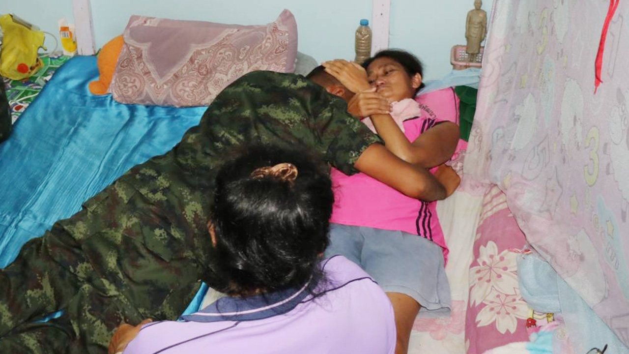 โมเมนต์ตื้นตัน ผู้พันพาพลทหารกลับบ้าน ดูแลแม่ป่วยติดเตียง