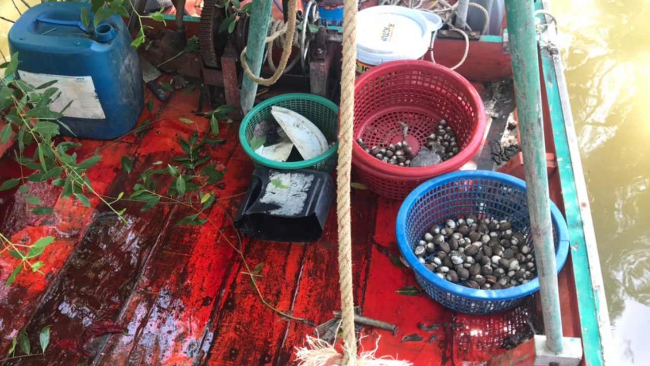 อ้าง "ลักหอย" เข้ามาคราดในคอก หนุ่มสุราษฎร์ฯ ยิงคู่กรณีคอทะลุ  