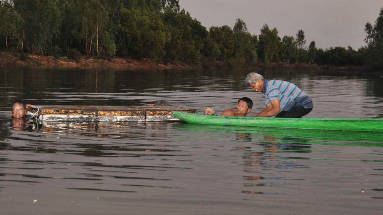 ลุงพายเรือเหล็กดักปลาไหล ลูกกับหลานร้องตาม ล่มจมน้ำเสียว ดับ 2 ศพ 