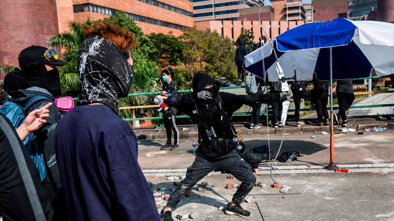 ระทึก ตร.ฮ่องกงโดนลูกธนู เจอม็อบยิง ขณะพยายามกระชับพท.จนเกิดการปะทะ