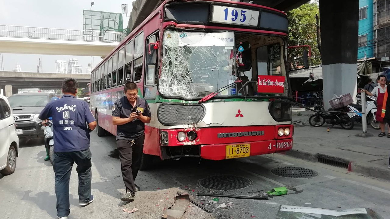 รถเมล์ 195 ชนท้ายสาย 205 ผู้โดยสารตกเก้าอี้ บาดเจ็บระนาว 12 คน