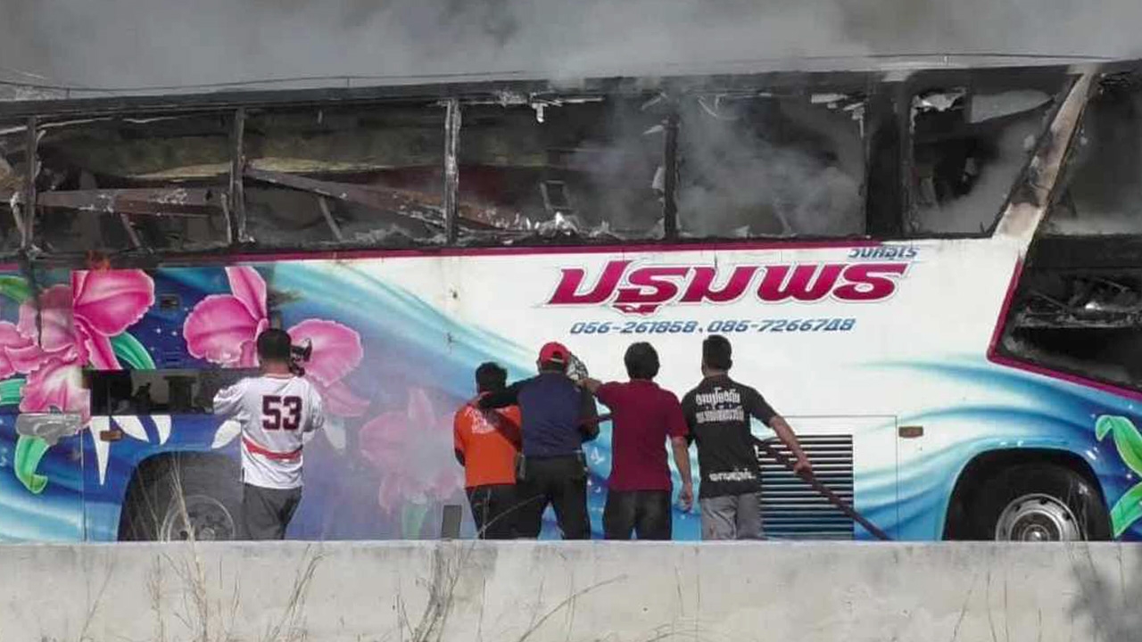 ระทึก ไฟไหม้รถบัส 50 ชีวิตกลับจากงานแต่ง ควันคลุ้ง คนขับอ้าง "ไม่รู้" 