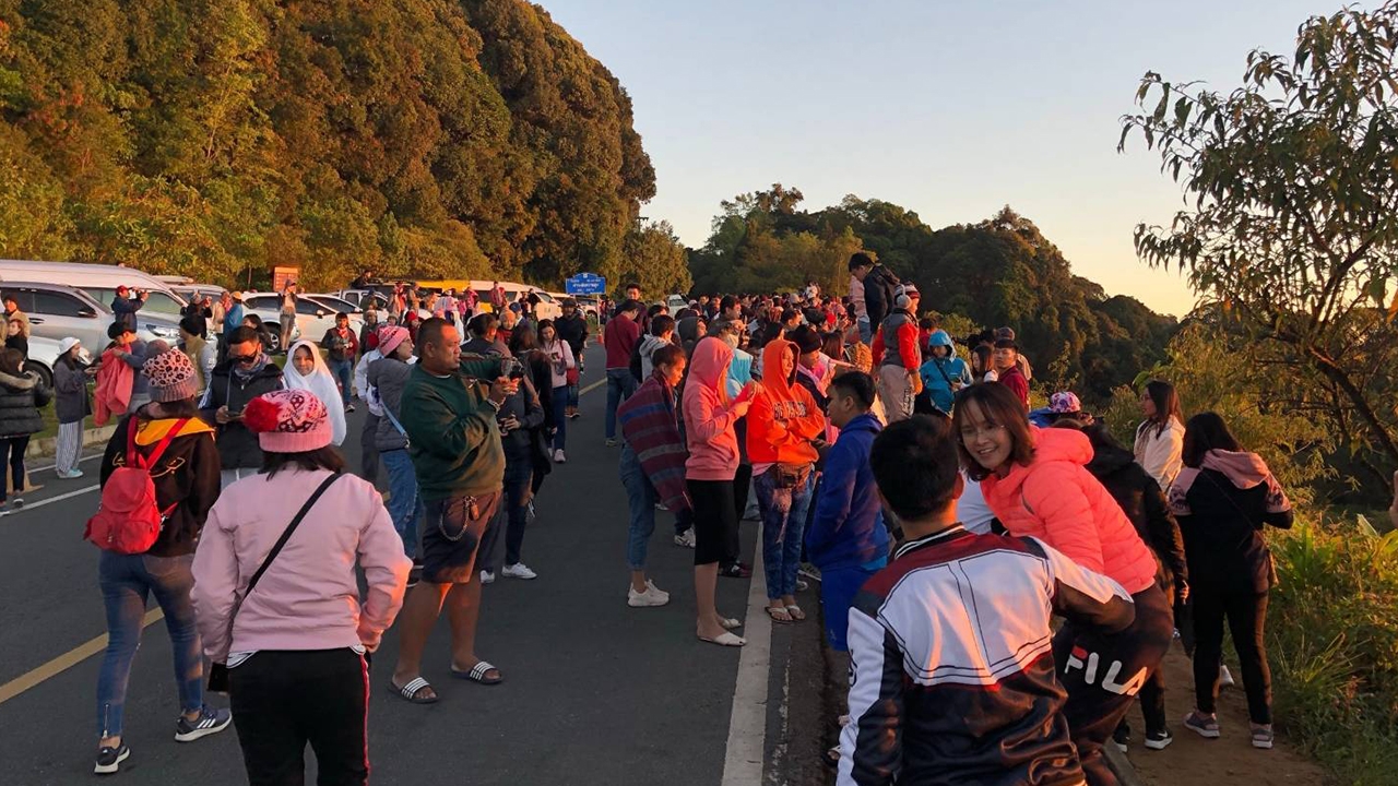 หนาวแล้ว"ดอยอินทนนท์" 6 องศาฯ นทท.แห่ขึ้นชมแสงแรก ทะเลหมอก