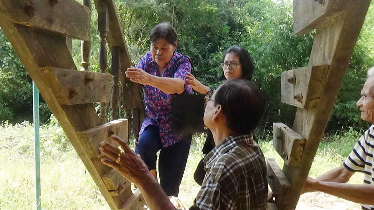 ผู้การฯ มาเอง ตรวจที่เกิดเหตุ โจรชั่ว “ลักบันไดบ้านป้า” 