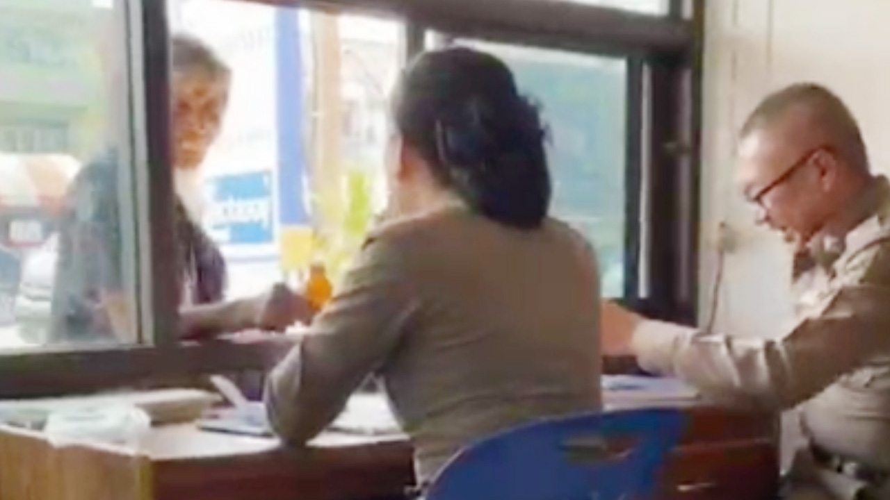 เรื่องเล่าของลุงเก็บของเก่า ยากจนเงินทองแต่รวยน้ำใจ ซื้อน้ำให้ตำรวจ (คลิป)