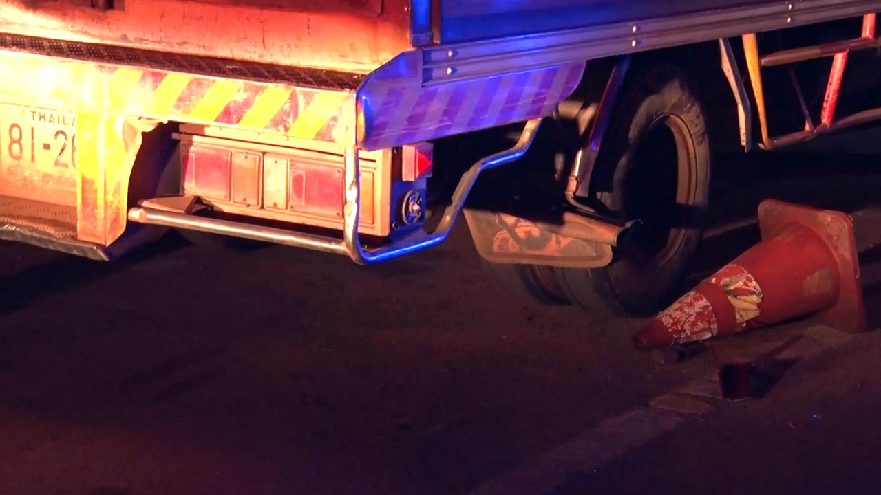 3 โจ๋กลับจากเที่ยว ซิ่ง จยย.พุ่งชนท้าย 6 ล้อ ดับ 1 สาหัส 2