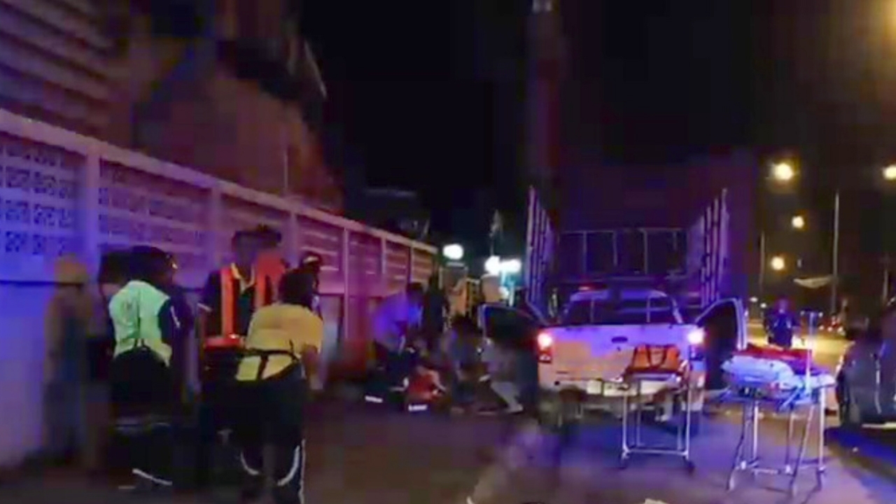 หนุ่มเบญจเพส ขับกระบะเสียหลักชนซาเล้ง ก่อนอัดท้ายสิบล้อตายทั้งคู่ 2 ศพ