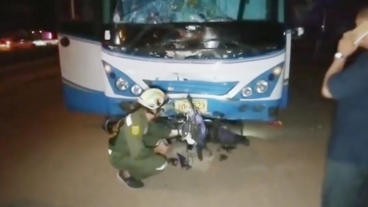 รถทัวร์ ซิ่งฝ่าไฟแดง ชน จยย.กลางสี่แยก ดับ 3 โชเฟอร์อ้างคิดว่าทัน