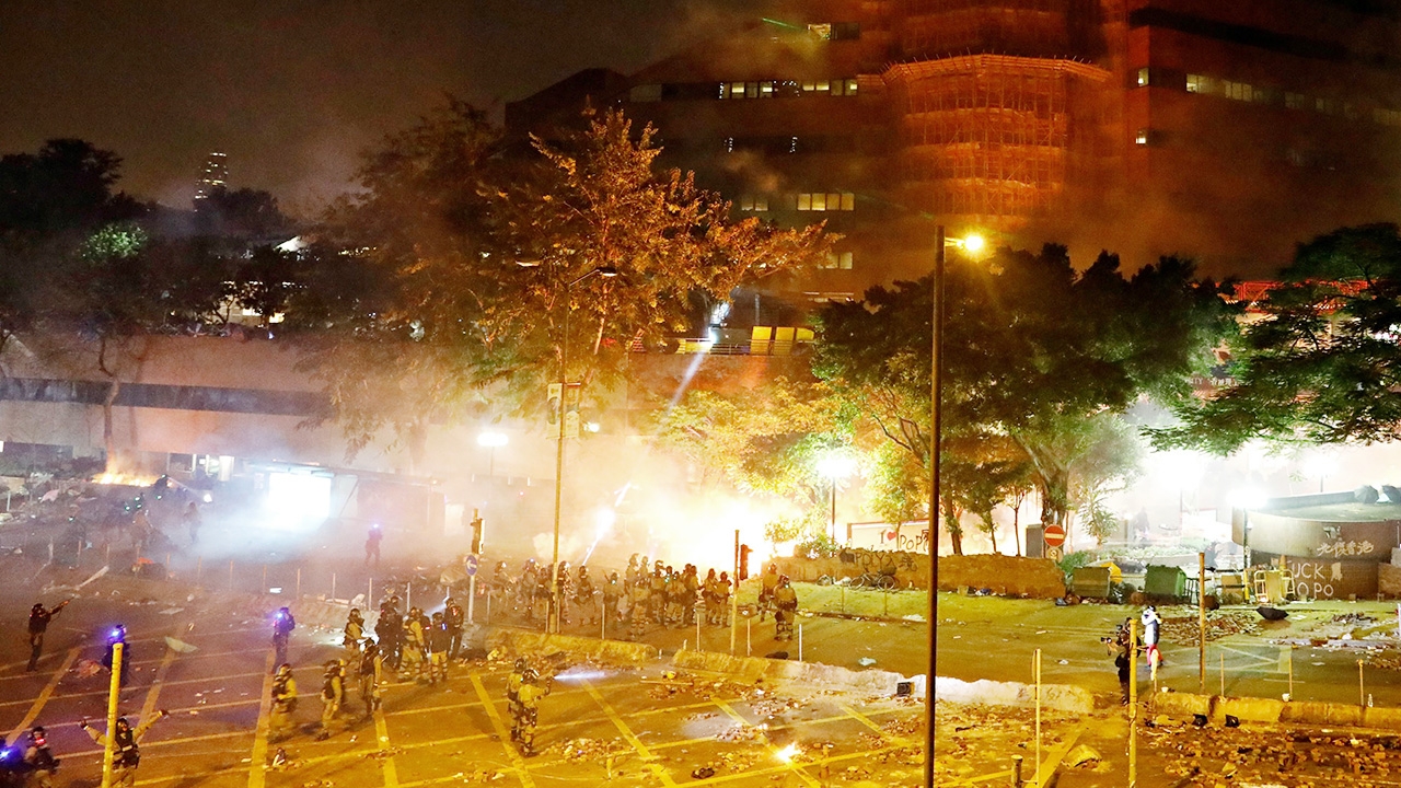 ตร.ฮ่องกงบุกมหา’ลัยโพลีเทคนิค เจอม็อบจุดไฟ-ยิงธนูขัดขวางจนต้องถอย