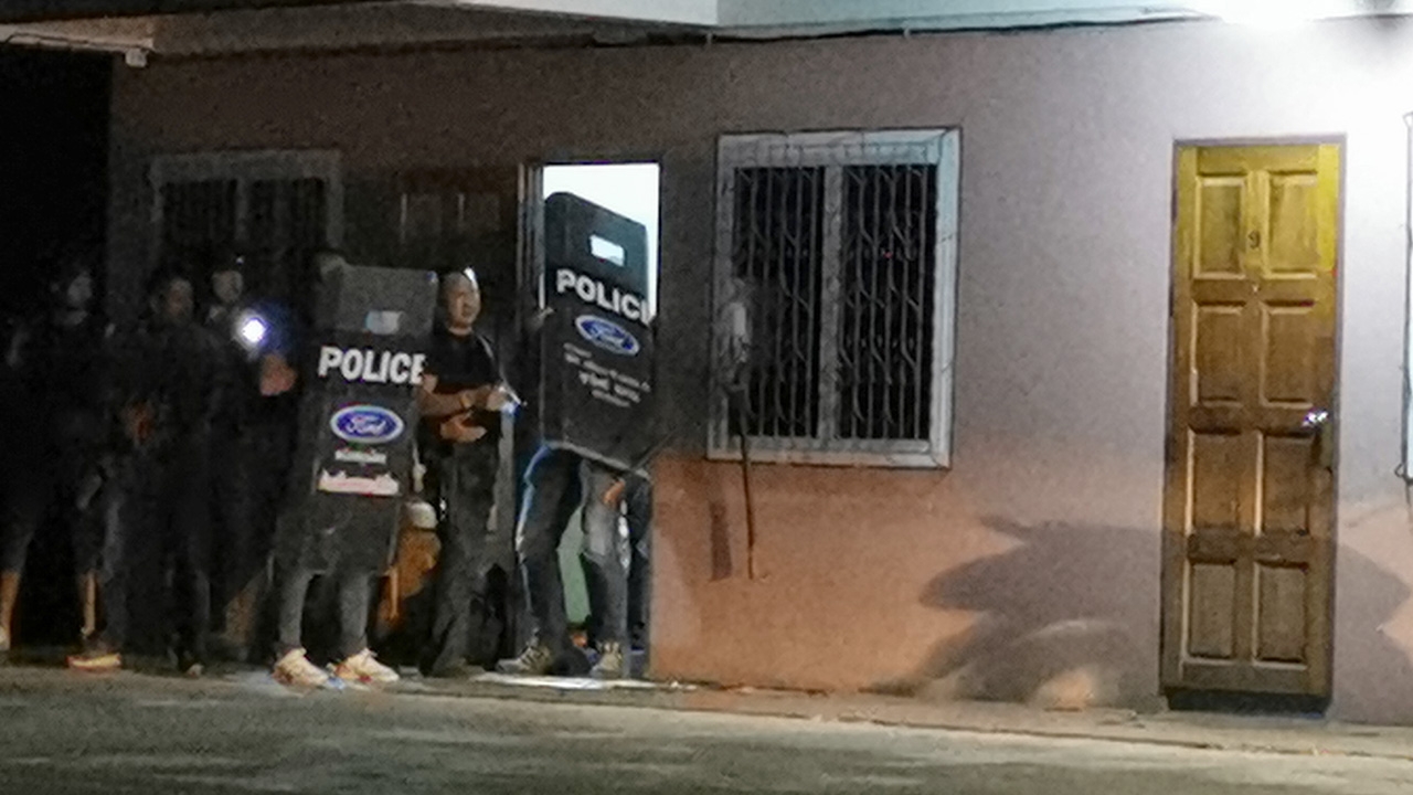 ระทึก ตร.บุกล้อมหอพัก กลางเมืองศรีสะเกษ รวบแก๊งยา-ของกลางดำเนินคดี