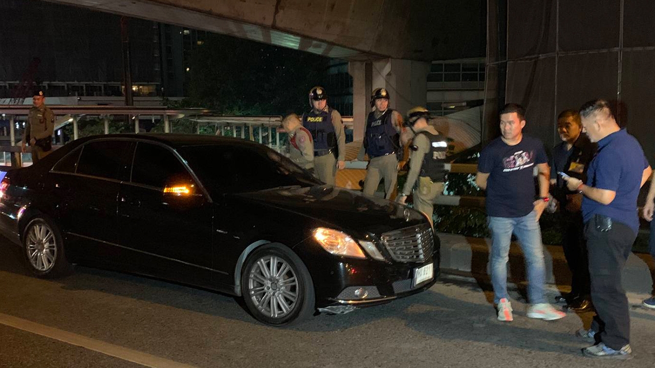 หนุ่มขับเบนซ์อ้างเป็นตร. ยิงขู่กู้ภัยช่วยคนเจ็บ เก๋งชนจยย.พบเป็น พ.ต.อ.