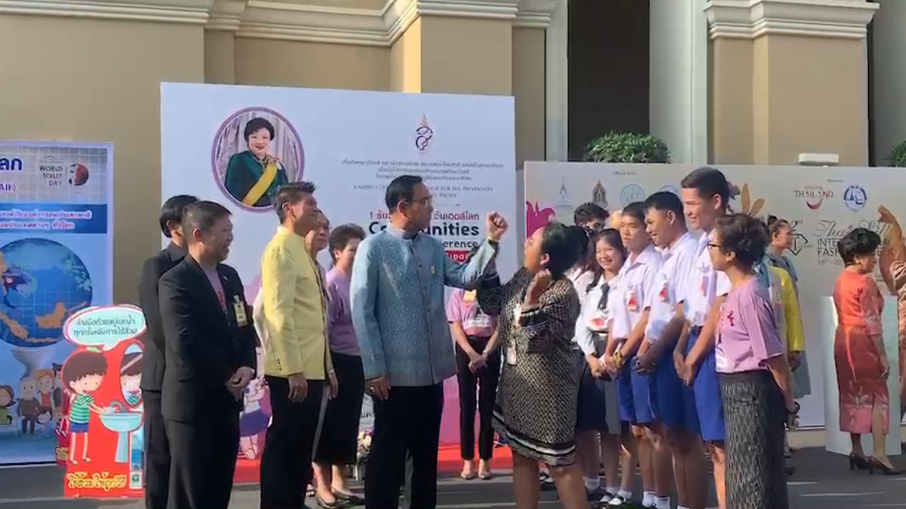นายกฯ รณรงค์ วันเอดส์โลก"เขินแรง"วัดขนาดข้อมือ เพื่อใช้ถุงยางปลอดภัย 