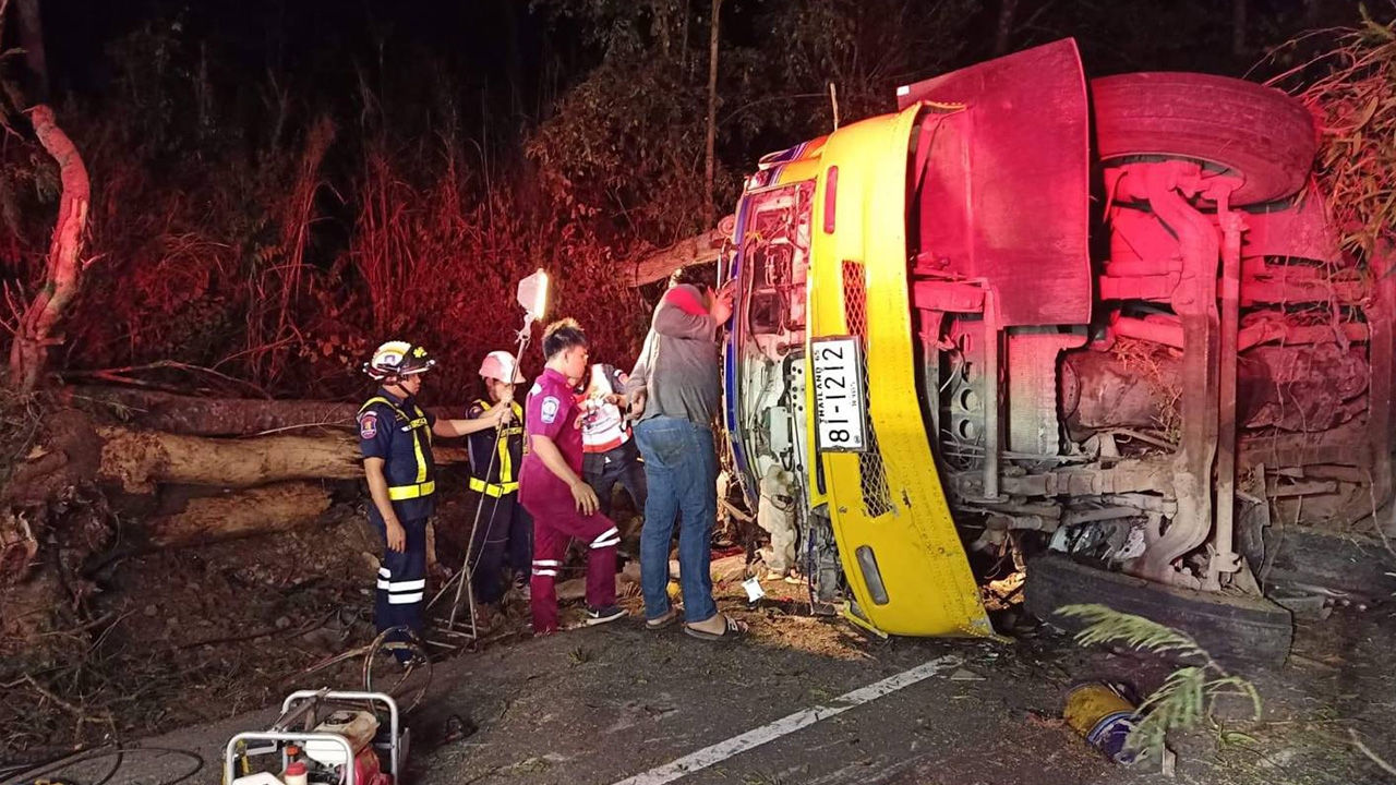 รถบรรทุกเสียหลัก พลิกคว่ำฟาดต้นไม้ดับคาซาก 2 ราย คาดทางมืด-ลงเขา