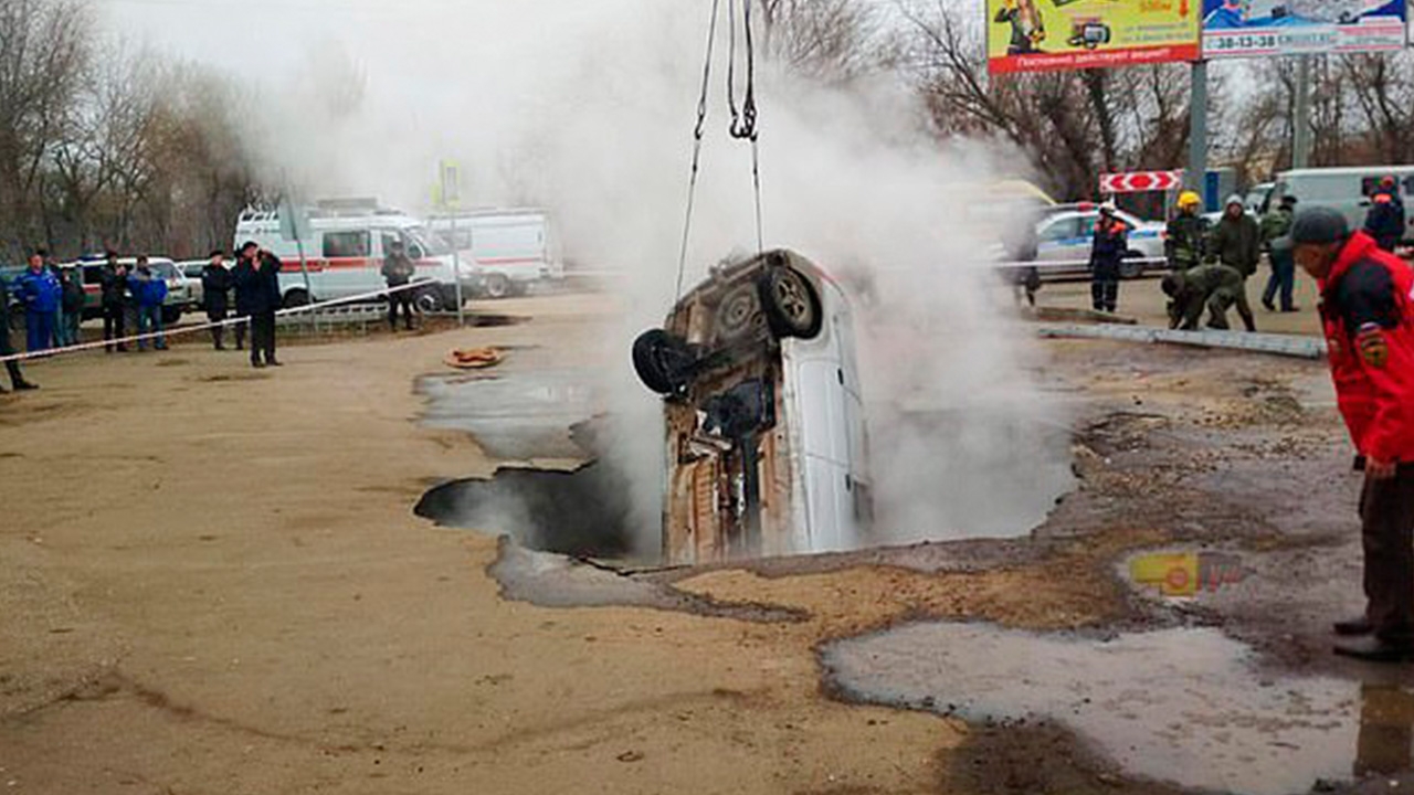 สุดสยอง หลุมยุบกลืนรถตกท่อน้ำร้อน โดนลวกตายทั้งเป็น 2 ศพ