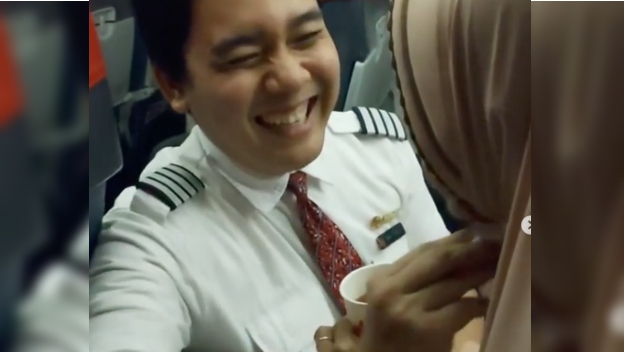 สุดประทับใจ สจ๊วตหัวใจหล่อ สายการบินอินโดฯ ป้อนข้าวป้อนน้ำหญิงชรา