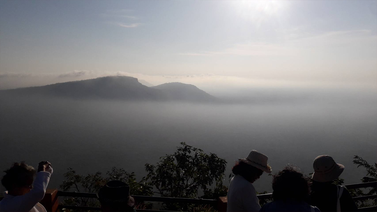 ศรีสะเกษหนาวกำลังดี นักท่องเที่ยวแห่ขึ้นชมทะเลหมอกที่ผามออีแดง
