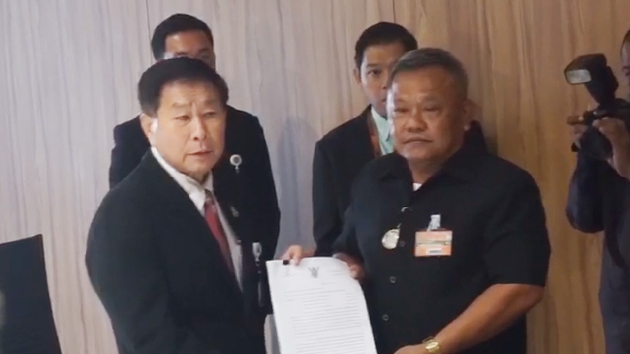 เสรีพิศุทธ์ ชี้ สิระ เปลี่ยน ปธ.กมธ.ไม่ได้-นายกฯ ส่งเอกสาร แจง ถวายสัตย์ฯ