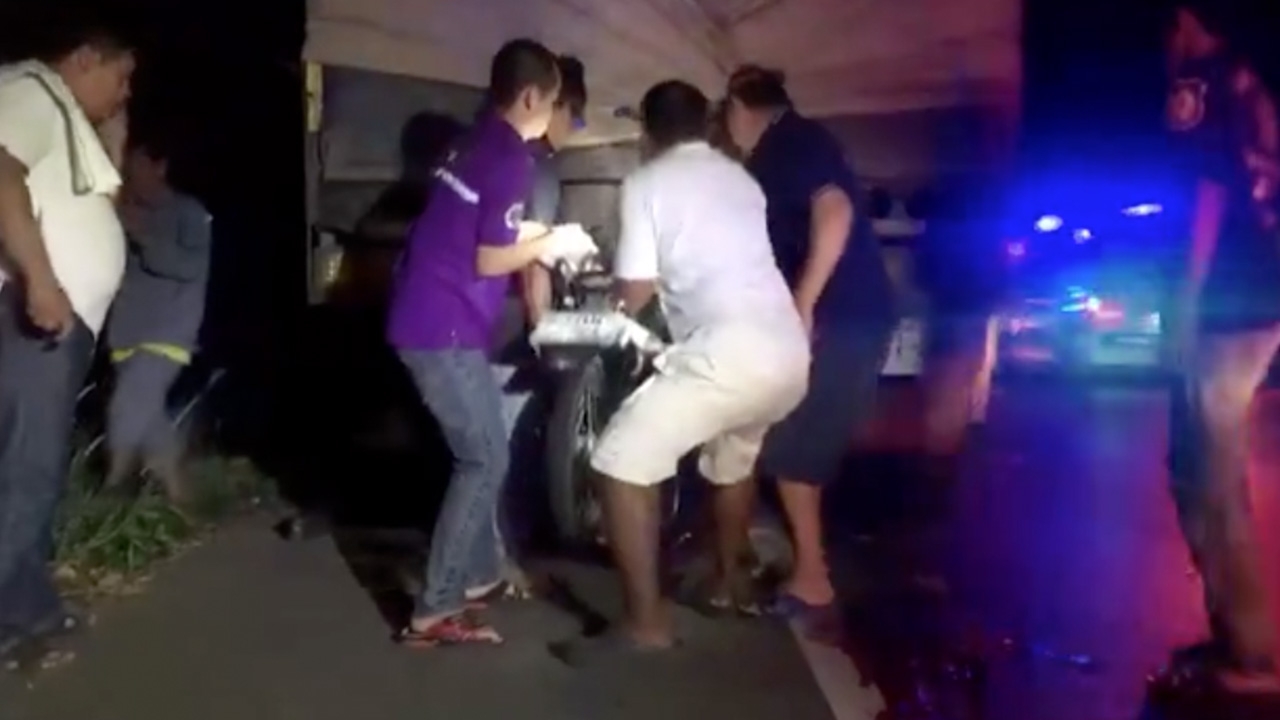 รปภ.ควบ จยย.ฝ่าความมืด เสยท้ายรถพ่วงจอดเสียข้างทาง ดับอนาถคาที่ 