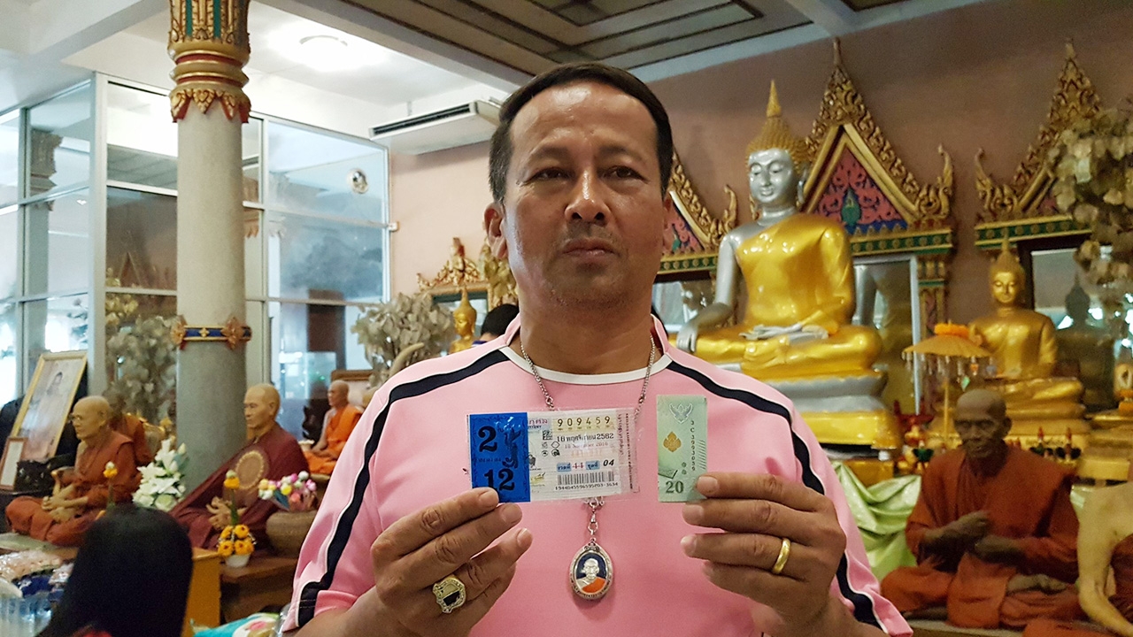 หนุ่มไหว้ขอโชค "พระเงินพระทอง" ก่อนวันหวยออก สุดเฮงถูกหวยรางวัลที่ 3