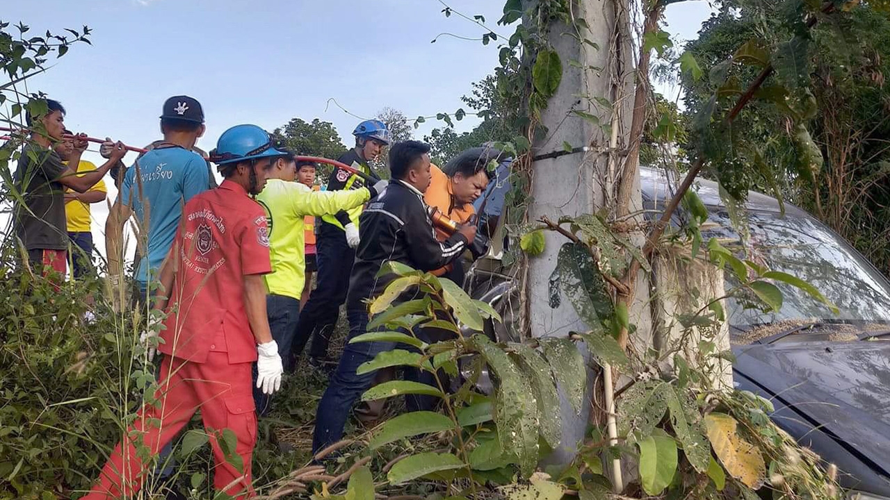 สลด ร.ต.ท.วัย 57 ประสบอุบัติเหตุดับ ควบกระบะตกถนนชนเสาไฟฟ้า