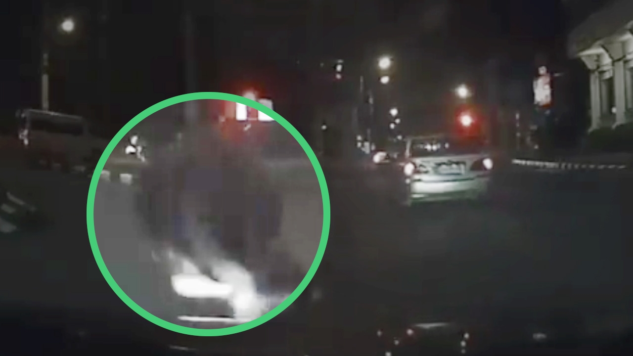 ควายวิ่งเตลิดจากโรงฆ่าสัตว์ ชนรถบนถนน คนใจดีระดมเงินไถ่ชีวิต (คลิป)