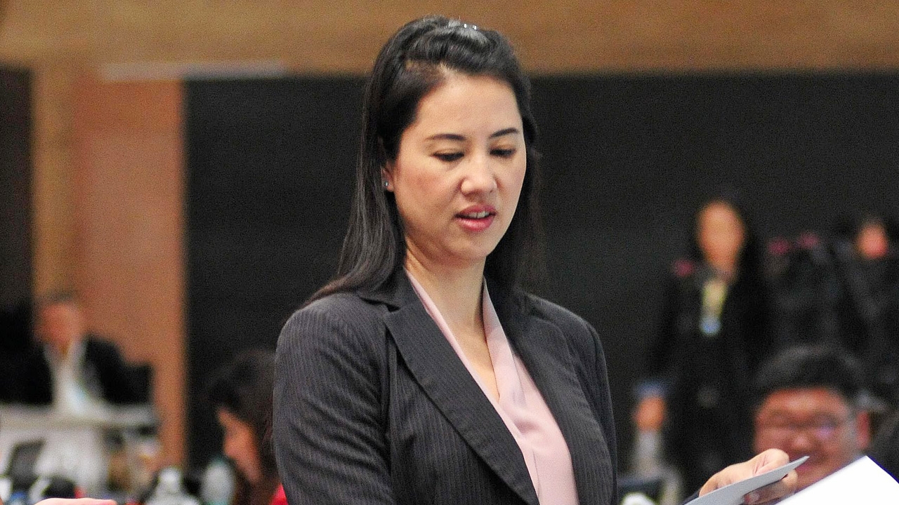 "ปารีณา" แจกหนังสือแจงปัญหาที่ดิน ส.ป.ก. เผยเฟซบุ๊กโดนปิด ที่เห็นของปลอม