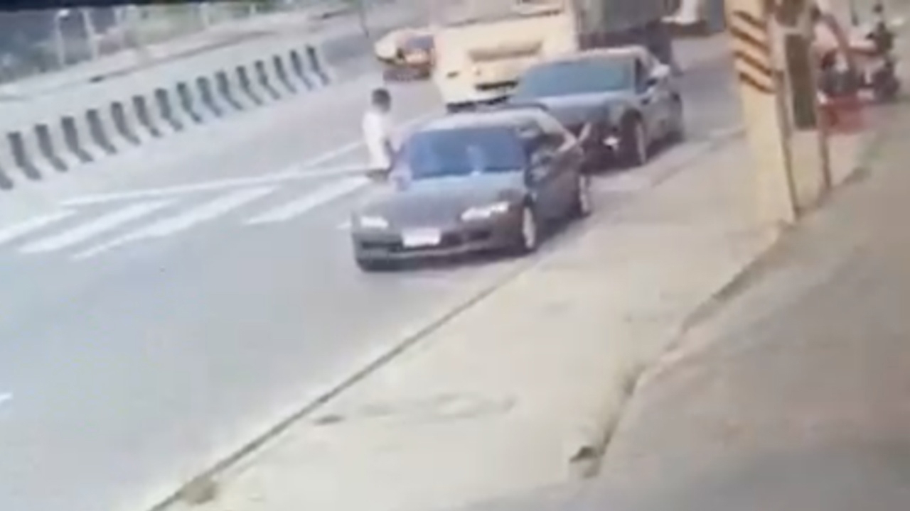 เปิดคลิป หนุ่มจอดรถริมถนนซื้อหมูย่างให้ลูก ถูกสิบล้อเฉี่ยวเจ็บสาหัส