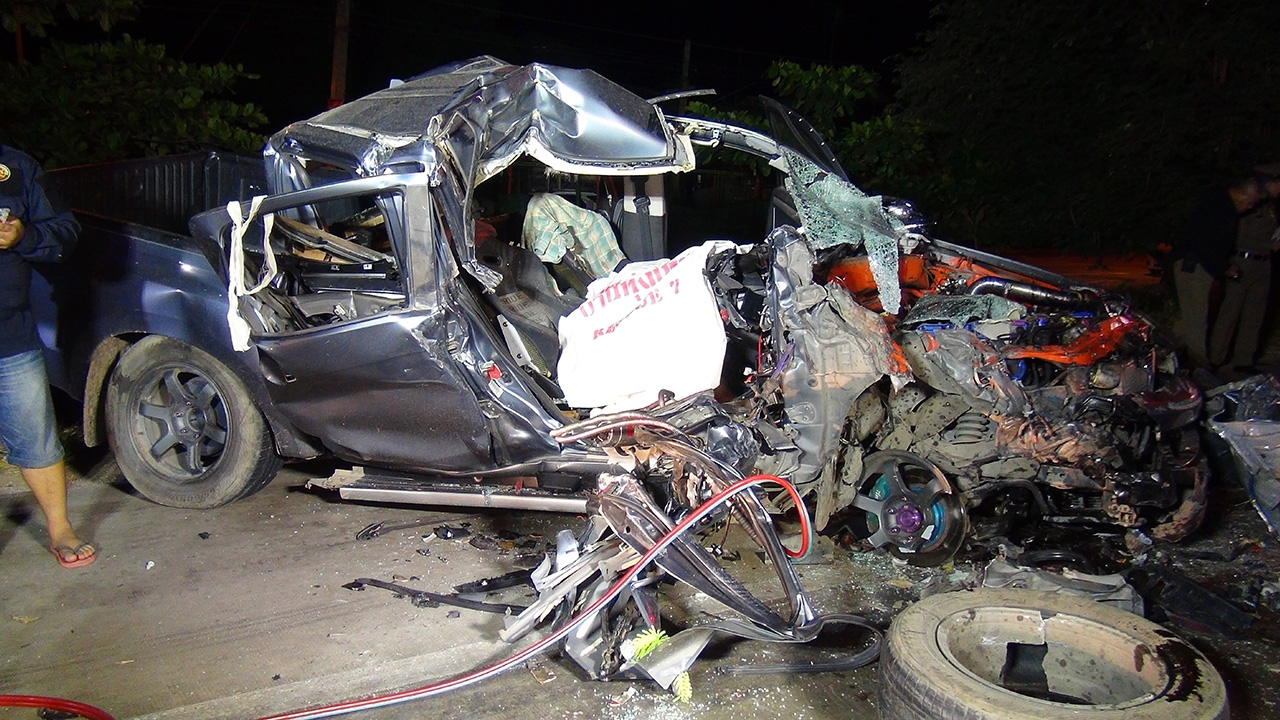 หนุ่มซิ่งกระบะพุ่งชนท้าย 6 ล้อติด4แยกไฟแดง รถพังเละดับอนาถ