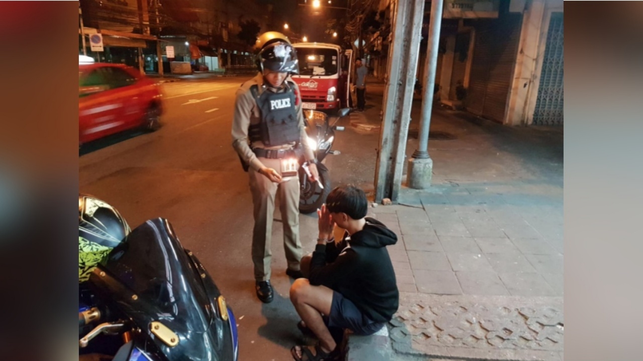 พี่หมู่ถือเค้กเซอร์ไพรส์วันเกิด หนุ่มเจอจับขี่รถเร็ว ร้องไห้มีปัญหาทางบ้าน