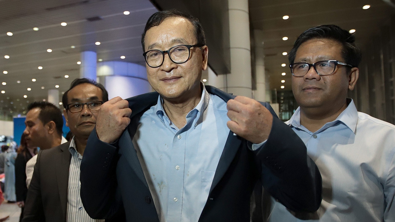 สม รังสี ถึงมาเลเซียหลังถูกห้ามบินมาไทย รบ.กัมพูชาลั่นกลับมาเจอโทษหนัก