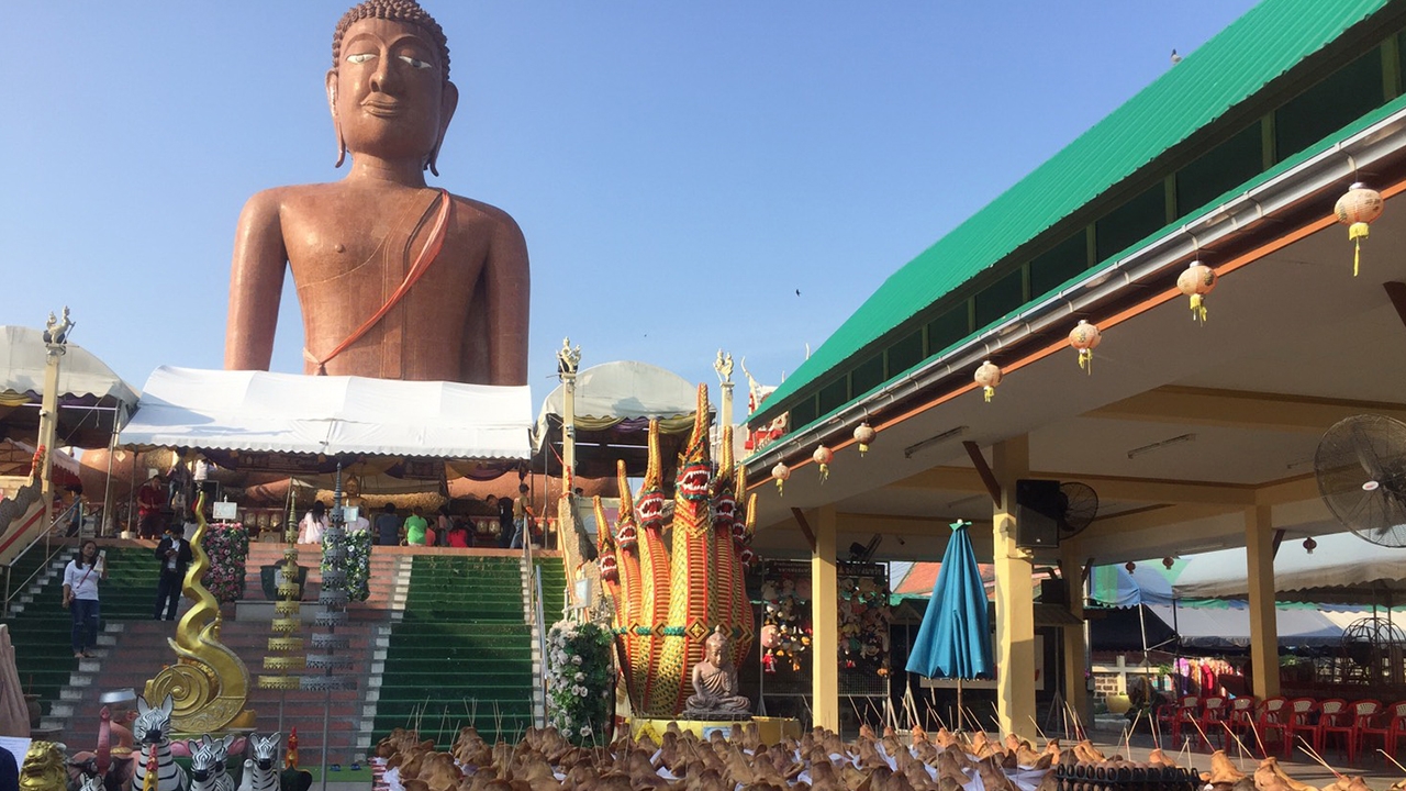 ถวายหัวหมู ส้ม 3 ตัน "หลวงพ่อสมหวัง" แก้บนขายที่ ธุรกิจเกือบเจ๊งได้ไปต่อ