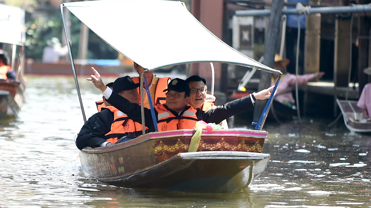 ประยุทธ์ ฮัมเพลงพบปะแม่ค้า-นักท่องเที่ยวที่ตลาดน้ำ มีคนตะโกน ลุงตู่สู้ๆ