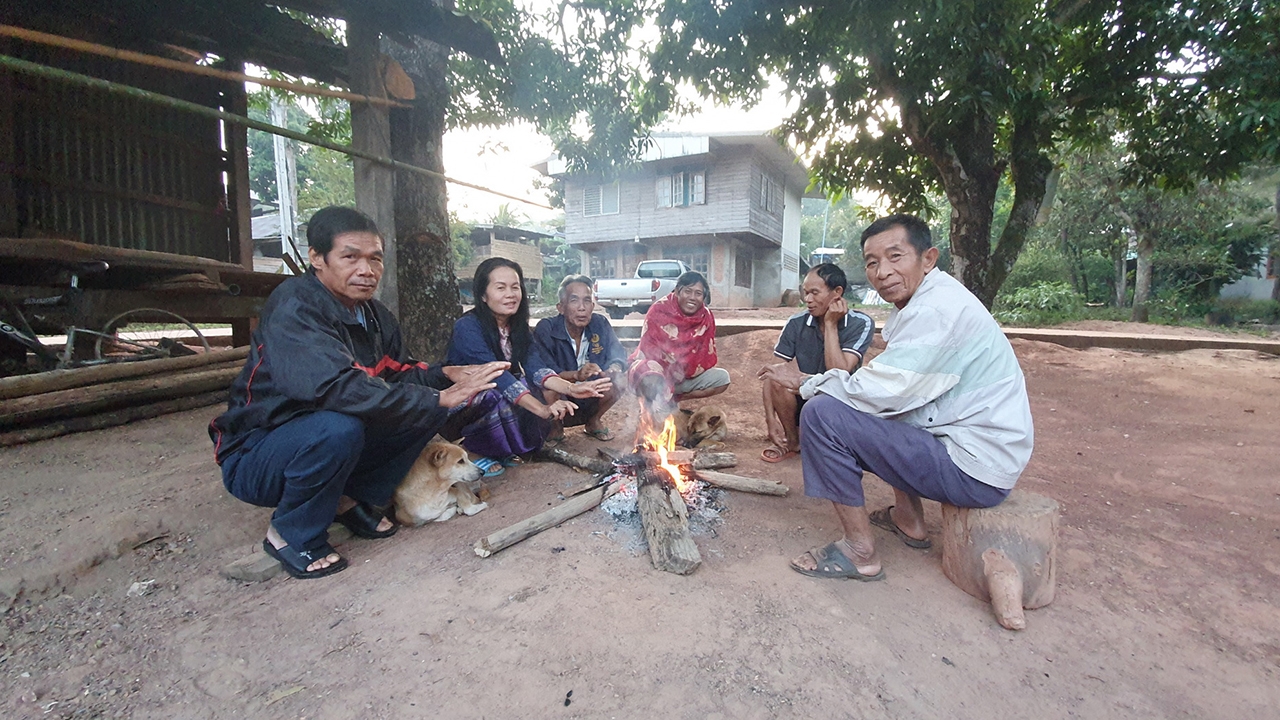 ภูกระดึง 10 องศาฯ นทท.แห่ชมอาทิตย์ยามเช้าคึกคัก ชาวบ้านล้อมวงผิงไฟ