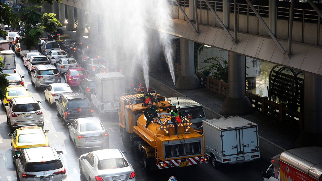 กทม.ติดตามสถานการณ์ฝุ่นใกล้ชิด เพิ่มความถี่ล้างถนนฉีดพ่นละอองน้ำ