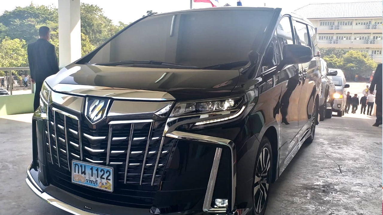 คนราชบุรีแห่รับ "ลุงตู่" ครม.สัญจรครั้งแรก ไม่พ้นส่อง "เลขเบิ้ล" ทะเบียนรถ