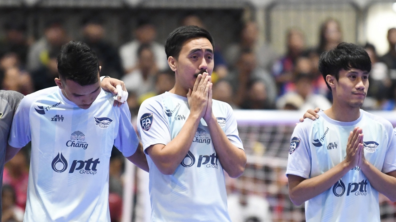 โต๊ะเล็กบลูเวฟยกเลิกเบอร์ 3 เป็นเกียรติแด่ตำนานสโมสร