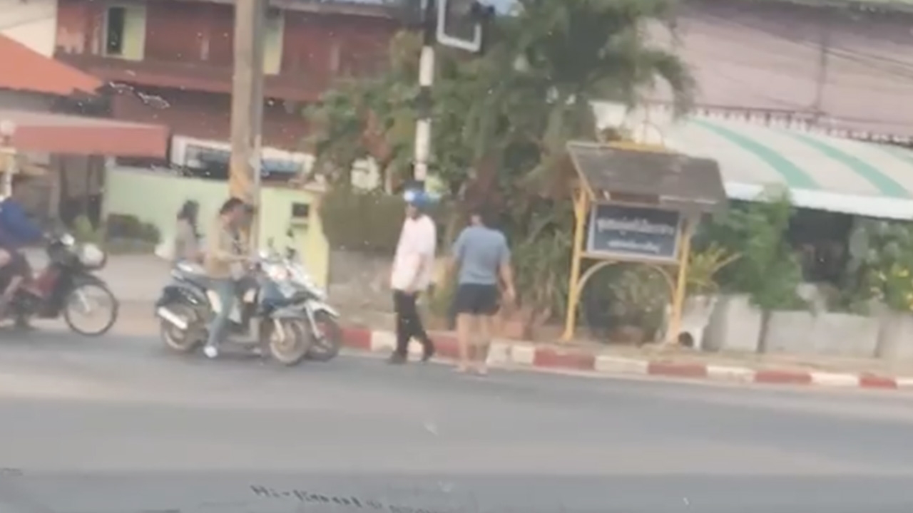 แจ้งเอาผิด ชายปริศนาต่อยผู้หญิงกลางสี่แยก ซ้ำรัวหมัดใส่พลเมืองดี (คลิป)