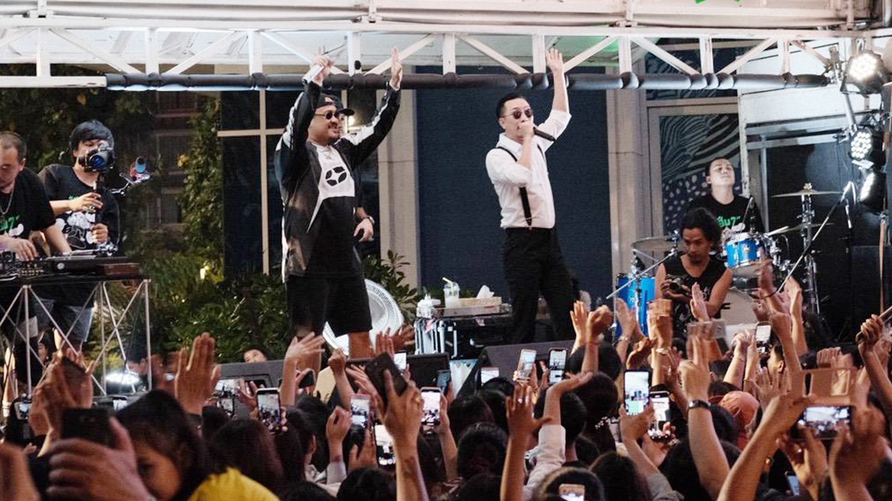 “โจอี้บอย” เปิดมินิคอนเสิร์ตที่หัวหิน รับบริจาคช่วยผู้ประสบภัย