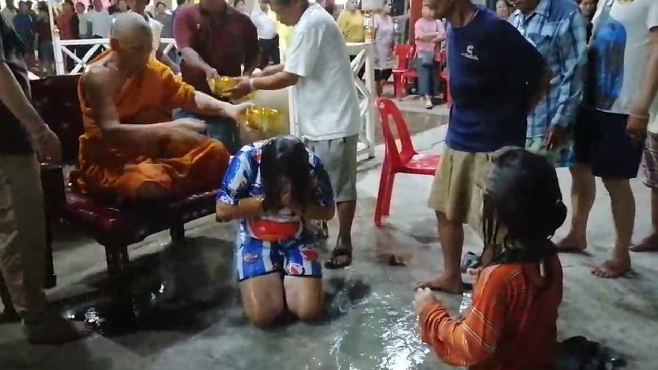 ชาวอัมพวาแห่ให้เกจิดัง อาบน้ำมนต์คืนจันทร์เพ็ญ ล้างอัปมงคลรับโชคดีเข้ามา