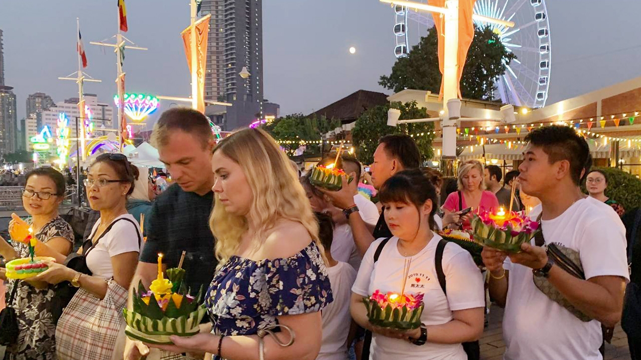 เอเชียทีคคึกคัก ทั้งไทย-ต่างชาติ แน่นขนัด งานลอยกระทง