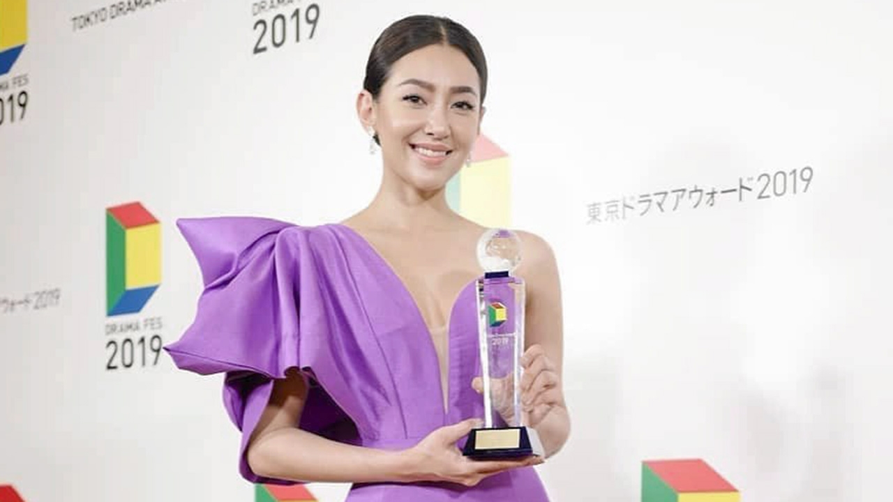 "เบลล่า" หน้าบานรับรางวัล "บุพเพสันนิวาส" ที่ญี่ปุ่น