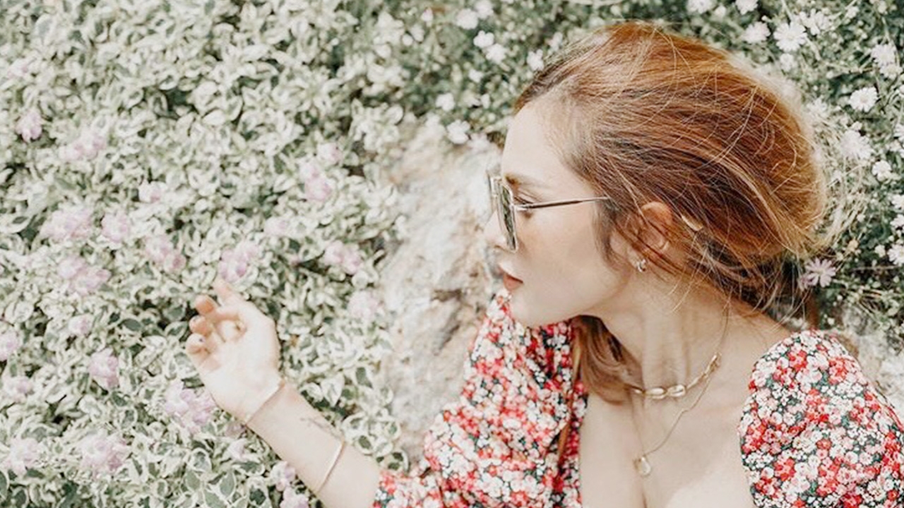 โฟกัสอะไรก่อนดี อุ้ม ลักขณา กับดงดอกไม้ที่ดูสวยและอิ่มเอิบมากค่ะแม่ 